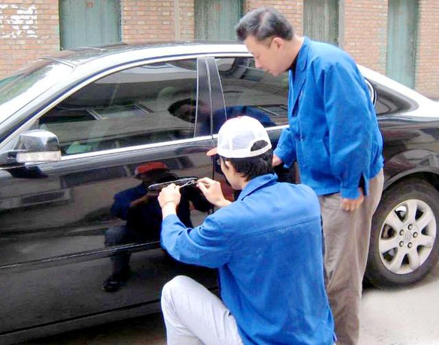 环江汽车钥匙丢在车里面怎么办?